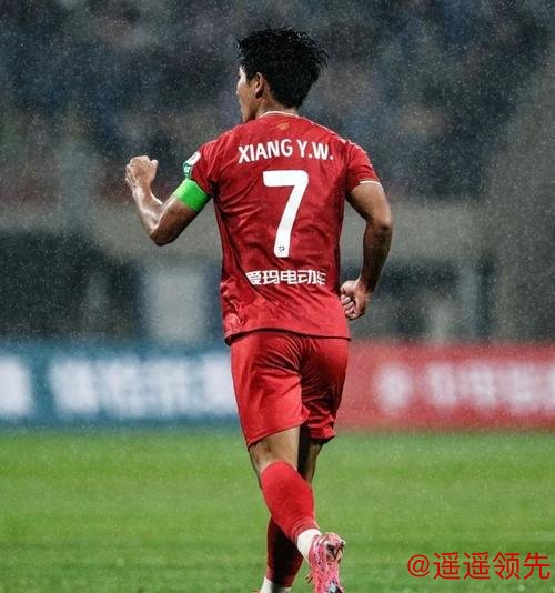 向余望关键进球助U23国足进决赛，父亲喝酒庆祝到早上