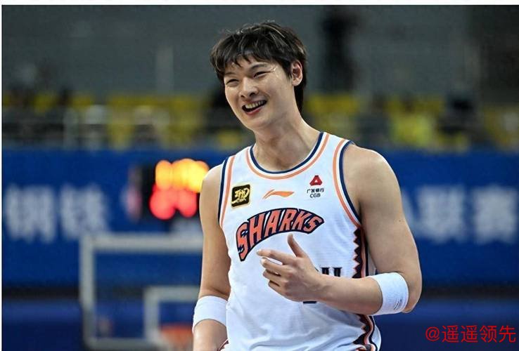 王哲林24+16上海5人上双胜深圳 布莱德索21+11