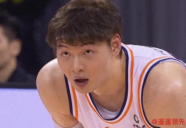 王哲林实现万分里程碑！上海久事男篮主场战胜广州队